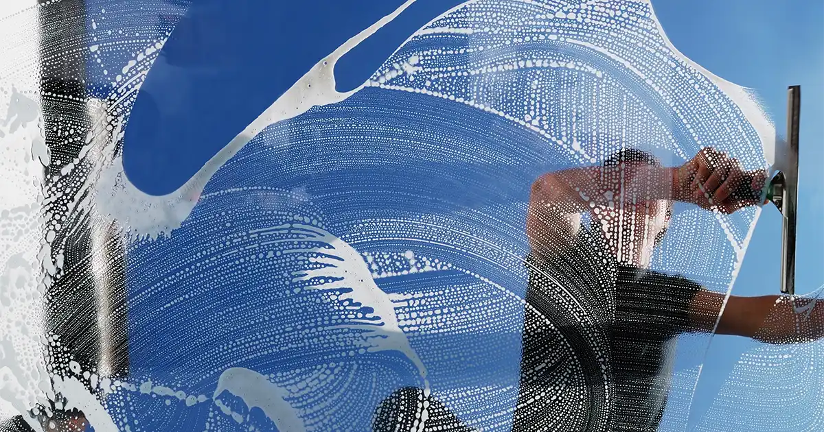 ¿Cómo limpiar una ventana muy sucia?