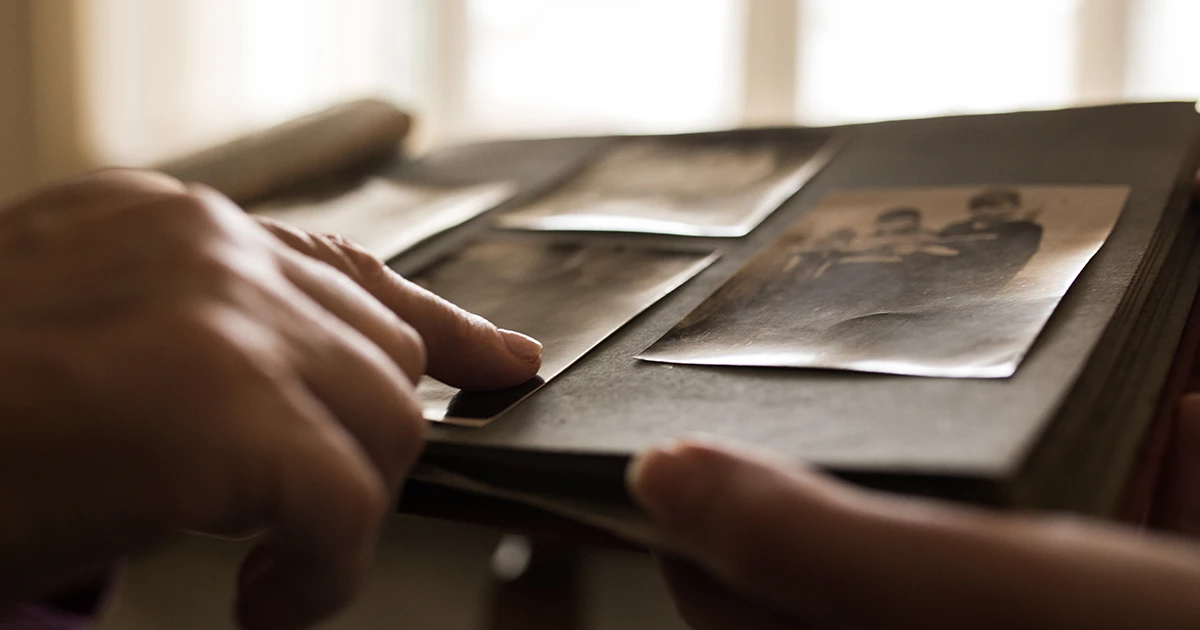 ¿Cómo se escribe el nombre de una persona que ha fallecido?