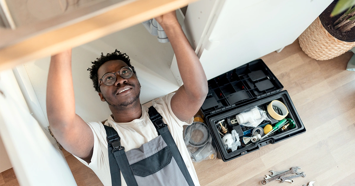 ¿Cuál es la cobertura de fontanero en un seguro de hogar?