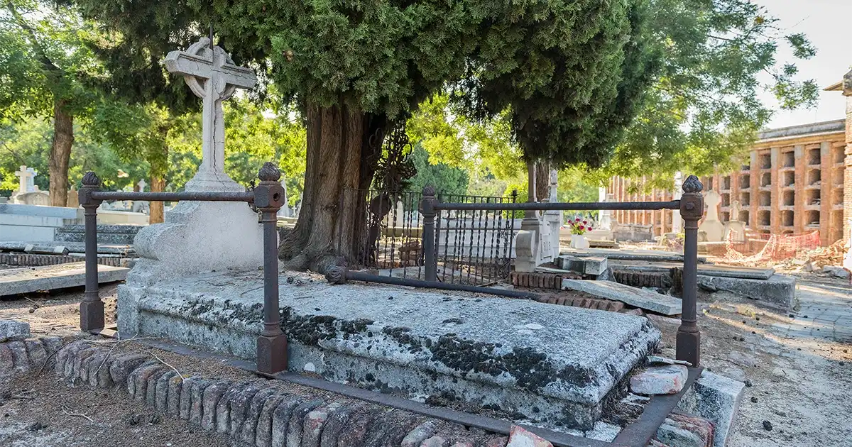 ¿Cuántas tumbas hay en el Cementerio de La Almudena?